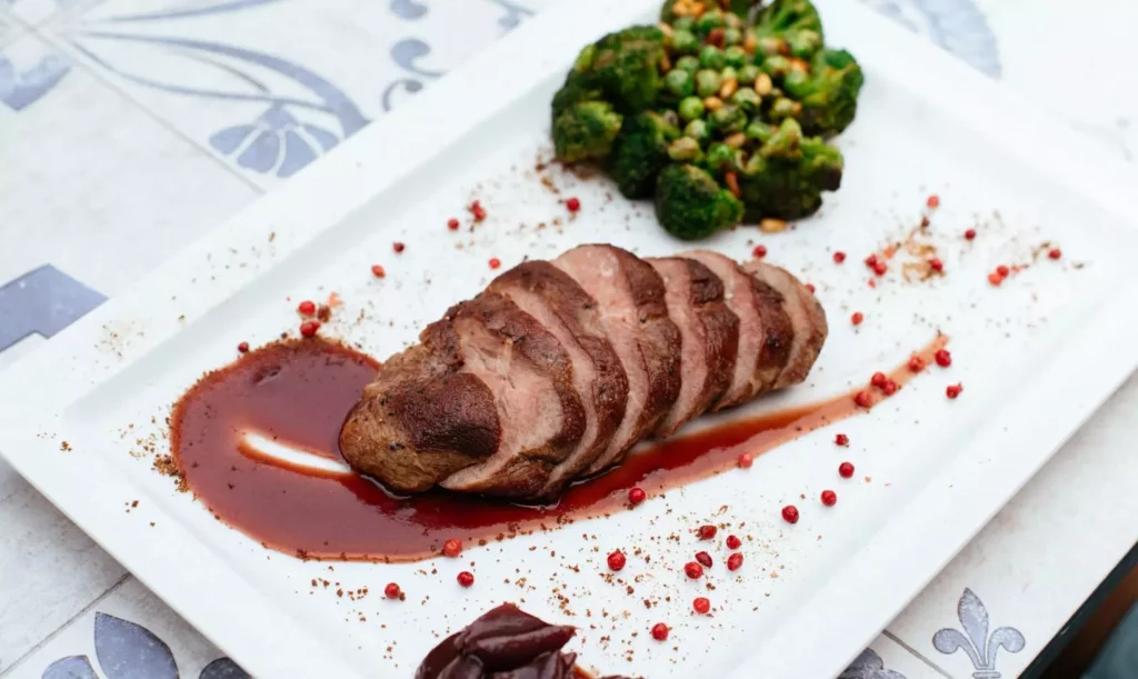 圖／魚與家畜類相比肉質較嫩，且紅肉中的脂肪酸多為「飽和脂肪酸」，會增高血脂及增加心血管疾病的風險。