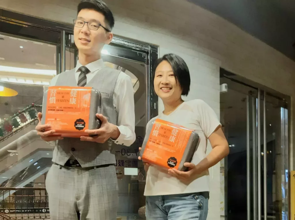 圖／臺東馬偕紀念醫院開刀房護理師蘇彥宇先生（左）、全豆樂創辦人鄧琇文女士（右）。