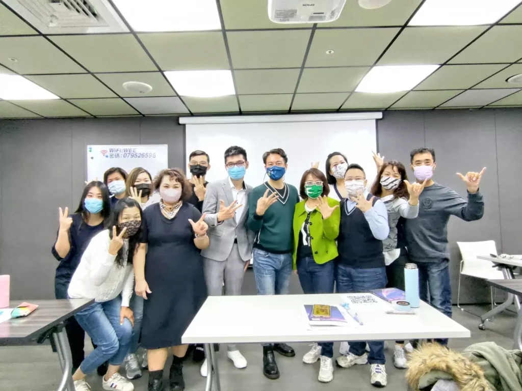 圖 取自蘇彥宇老師/蘇彥宇老師接觸天賦優勢心理學後,終於找到情緒的抒發點,圖為天賦優勢心理學講座合影。