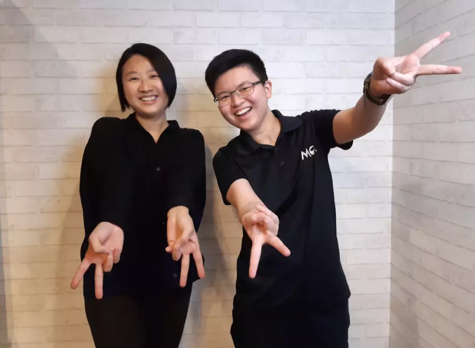 圖 全豆樂版權所有/全豆樂創辦人鄧琇文女士(左)與活潑熱情的MGA筋鑑康刮痧創辦人黃卉君治療師(右)