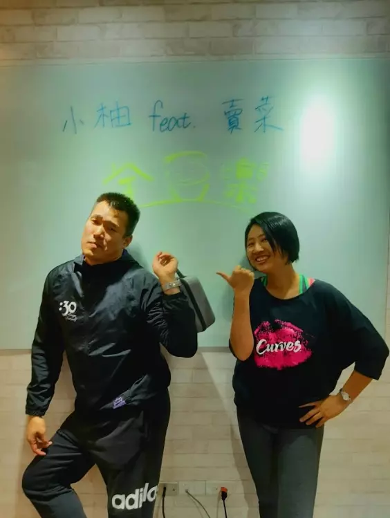 圖 全豆樂版權所有/Curves 可爾姿女性 30 分鐘環狀運動健身房三間分店之加盟主郭珈佑(左)、全豆樂創辦人鄧琇文老師(右)。