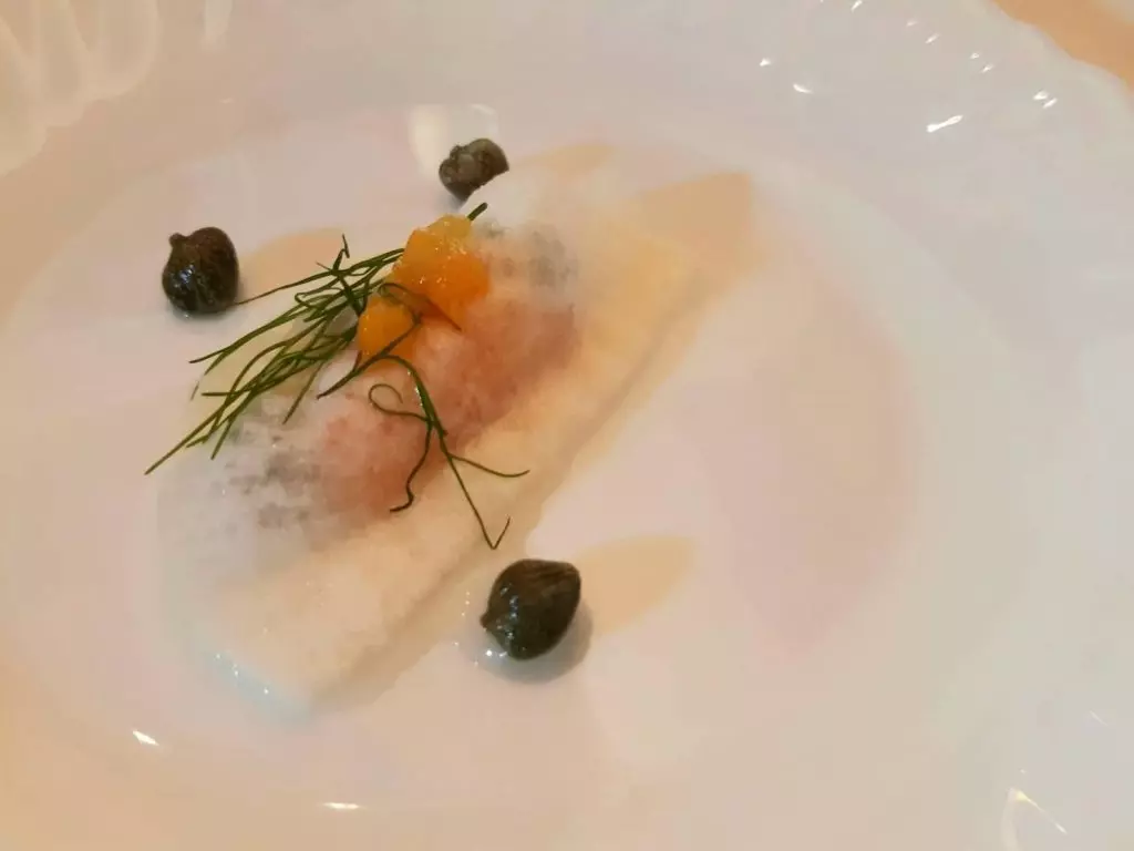 圖／開胃小點：醃蘿蔔餃．酸豆．鮭魚．蒔蘿．芒果。