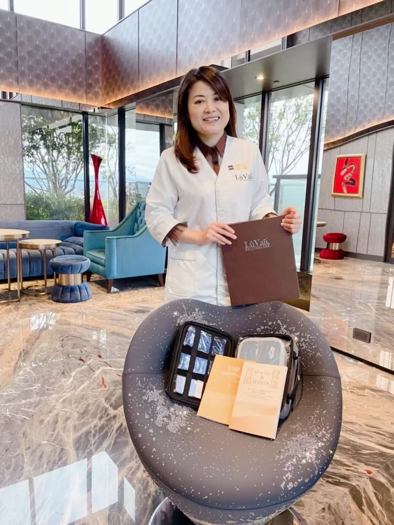 圖/LuVaii 露琺意水安會館店長林美君店長與全豆樂《習慣要健康自主健康管理禮盒》。