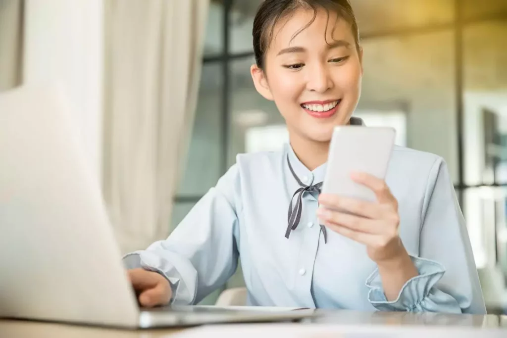 圖/比起電話聯繫與Email聯繫,通訊軟體相對來說較沒有限制,訊息的傳送也較輕鬆方便,不過在時間上的掌握一樣要注意。