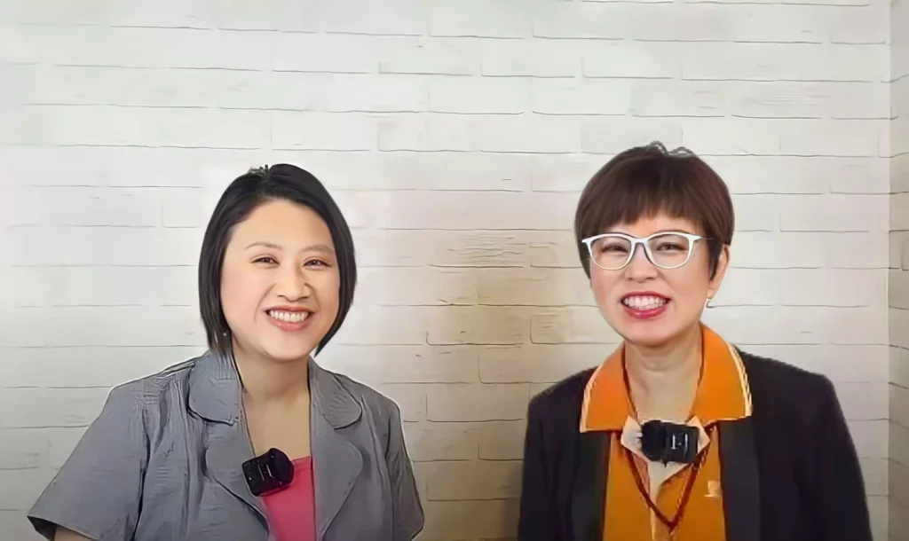 圖 全豆樂版權所有/訪談過程中我們看到的邱翠珍老師是個自信美人。全豆樂創辦人鄧琇文老師(左)、康立皇家團隊護眼親善大使邱翠珍老師(右)。