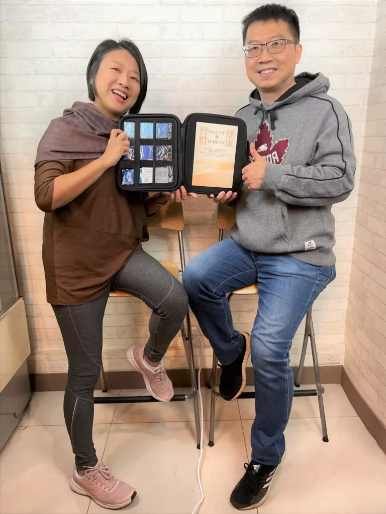 圖 全豆樂版權所有/全豆樂創辦人鄧琇文女士(左)、華人 NLP 暨催眠教育推廣中心首席講師李玉光先生(右)。